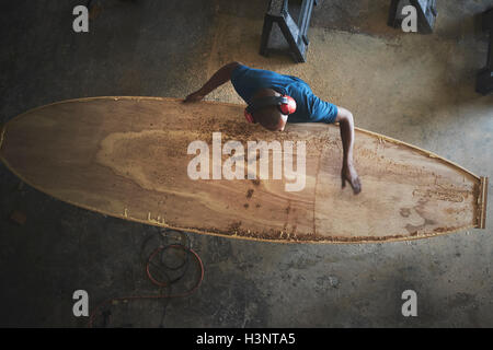 En paddleboard artisan en atelier, overhead view Banque D'Images