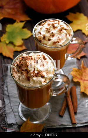 Citrouille smoothie, boissons latte avec crème fouettée et de cannelle Banque D'Images