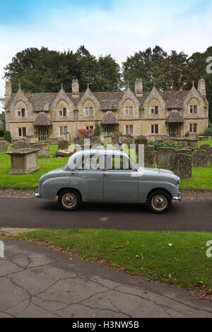 Austin classic Standard voiture stationnée dehors Holloways hospices, de l'église St Mary, Witney, Cotswolds, en Angleterre, Royaume-Uni Banque D'Images