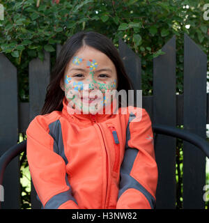 Jeune fille avec visage peint pendant le Festival Culturel à Reykjavik, Islande Banque D'Images