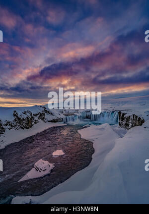 Coucher du soleil sur l'hiver Cascade Godafoss, Islande. Cette image est prise avec un drone. Banque D'Images