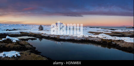 Paysage de lave et ancienne ferme, Rio Tinto Alcan, près de l'usine d'aluminium par, Hafnarfjordur, Islande. 'Drone photographie' Banque D'Images