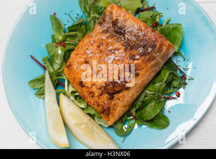 Filet de saumon poêlé à la fleur de sel sur la salade mixte. Banque D'Images