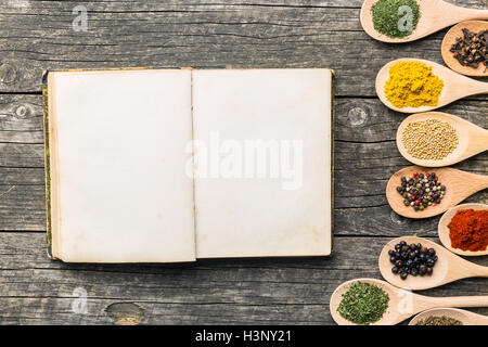 Livre blanc et d'épices dans des cuillères en bois. Vue d'en haut. Banque D'Images
