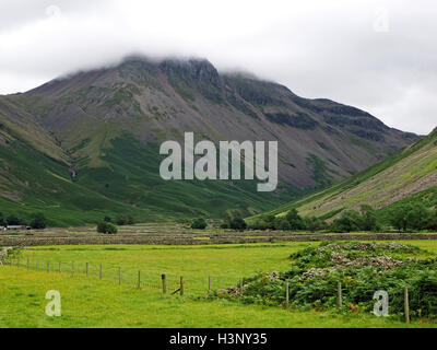 Avis de Grand Gable dans les nuages entre Wasdale Head Cumbria à la fin de l'Angleterre plus profond lac Wastwater Banque D'Images