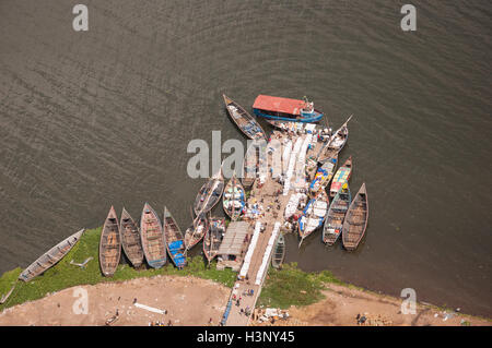 Le commerce local et les bateaux de pêche amarré par une jetée sur la rive sud du lac Victoria, Mwanza en Tanzanie. Banque D'Images