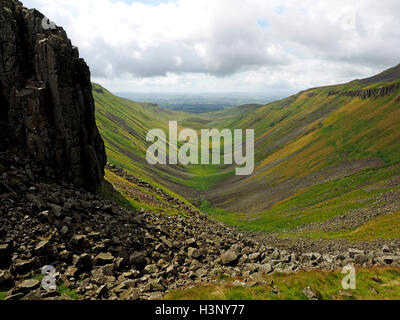 Vue imprenable sur les gorges de la vallée en forme de V à grande tasse Nick sur Pennine Way en Cumbria England Banque D'Images