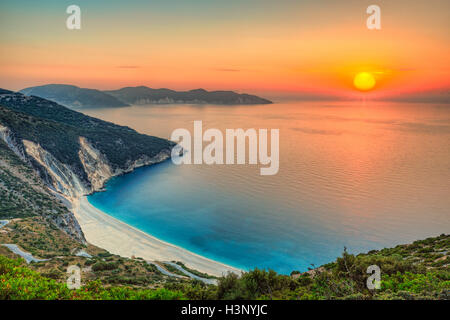 Le coucher du soleil à la célèbre Plage de Myrtos sur l'île de Céphalonie, Grèce Banque D'Images