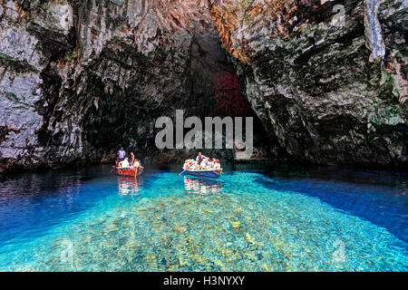 La visite dans la grotte de Melissani lake sur l'île de Céphalonie, Grèce Banque D'Images