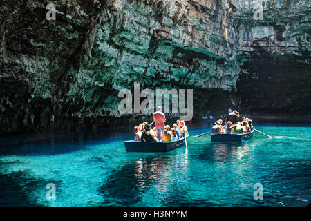 La visite dans la grotte de Melissani lake sur l'île de Céphalonie, Grèce Banque D'Images