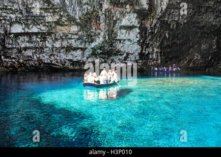 La visite dans la grotte de Melissani lake sur l'île de Céphalonie, Grèce Banque D'Images