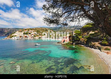 Le célèbre village de Assos sur l'île de Céphalonie, Grèce Banque D'Images