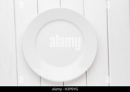 La plaque vide blanc sur fond de bois. Top View with copy space Banque D'Images