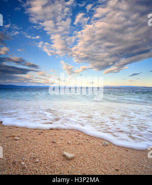 Plage le matin avec ciel nuageux en Dalmatie, Croatie Banque D'Images