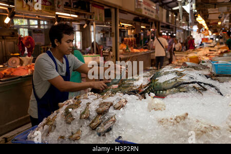 Un colporteur lieux tigre asiatique crevettes Crevettes roses sur la glace à un poisson en décrochage ou Tor Kor marché en Thaïlande. Banque D'Images