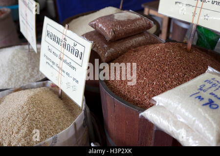 Des tas de riz pour la vente au marché du frais ou Tor Kor à Bangkok. Banque D'Images