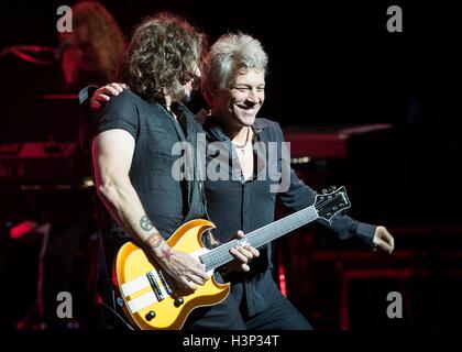 Jon Bon Jovi (droite) et Richie Sambora sur scène comme Bon Jovi effectuer leur nouvel album 'cette maison n'est pas à vendre' au London Palladium. Banque D'Images