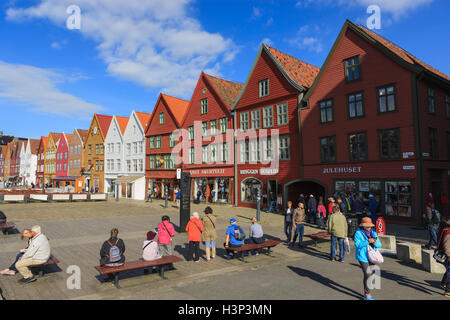 Bryggen (le quai), également connu sous le nom Tyskebryggen, est une série de bâtiments commerciaux hanséatique à Bergen, Norvège Banque D'Images