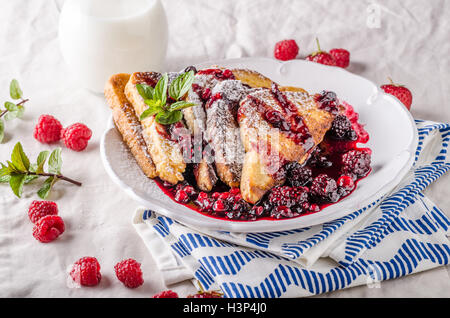 Pain doré aux fruits et réduction de fruits de la forêt Banque D'Images