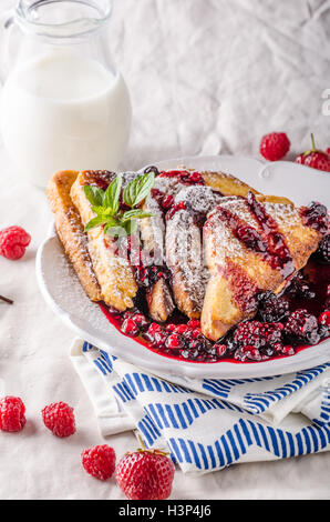 Pain doré aux fruits et réduction de fruits de la forêt Banque D'Images