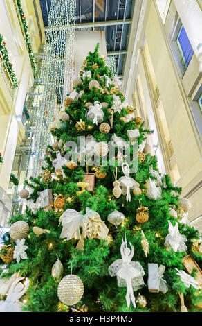 Riga, Lettonie - le 26 décembre 2015 : l'arbre de noël sapin décoré au centre commercial de la vieille ville de Riga, Lettonie. La Galerija Centrs est l'un des plus beaux bâtiments historiques de Riga. Banque D'Images