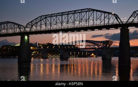 Le Walnut Street Bridge bleu à Chattanooga, Tennessee au coucher du soleil. Banque D'Images