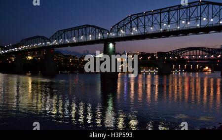 Le Walnut Street Bridge bleu à Chattanooga, Tennessee au coucher du soleil. Banque D'Images