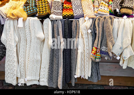 Chaussettes en laine fait main suspendu à la bloquer en cours du marché de Noël dans la vieille ville de Riga, Lettonie. À la foire les gens peuvent trouver divers souvenirs de fête, des marchandises, des vêtements chauds et de la nourriture traditionnelle. Banque D'Images