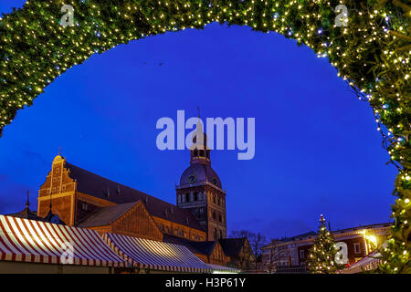 Cathédrale de Riga, près de l'entrée de l'assemblée annuelle du marché de Noël à Riga, Lettonie. Cathédrale de Riga localise à la place du Dôme au coeur du vieux Riga. Cathédrale a été construite près de rivière Daugava en 1211. Banque D'Images