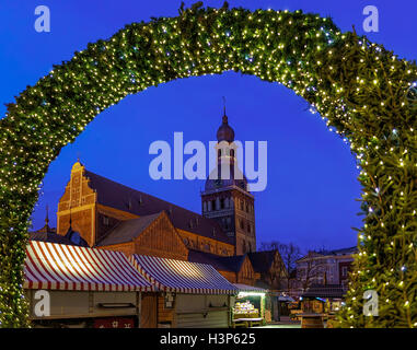 Entrée du marché de Noël et cathédrale de Riga dans la nuit dans la vieille ville de Riga, Lettonie. Le marché a lieu chaque année en décembre. La cathédrale a été construite en 1211 par Mgr Albert livonienne de Riga. Banque D'Images