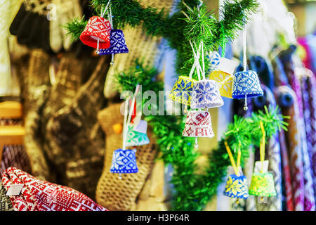 Peu de décorations ornementales accroché à l'un des stand pendant le marché de Noël à Riga, Lettonie. La foire annuelle est le moyen traditionnel de célébrations festives. Banque D'Images