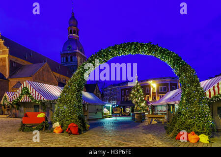 Entrée du marché de Noël situé à la place du Dôme à Old Riga, Lettonie. La place du Dôme situé près de cathédrale de Riga qui a été construit près de la rivière Daugava en 1211. Banque D'Images