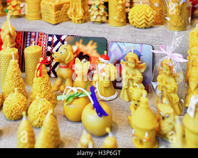 Bougies de fête sous la forme de différents animaux et les anges exposés à la vente au marché de Noël à Riga, Lettonie. Au marché les gens peuvent acheter des produits de fête, des souvenirs, des vêtements et de la nourriture. Banque D'Images