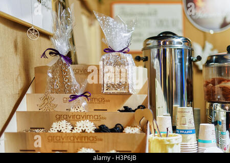 Vilnius, Lituanie - 27 décembre 2016 : Verre souvenirs à Vilnius, Lituanie Marché de Noël. Banque D'Images