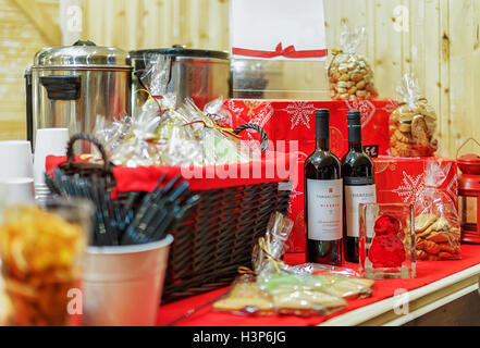 Vilnius, Lituanie - 27 décembre 2016 : la nourriture et boisson au Marché de Noël de Vilnius, Lituanie. Banque D'Images