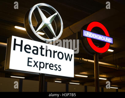 Heathrow Terminal 2, des panneaux de direction pour le métro et le train Heathrow Express Banque D'Images