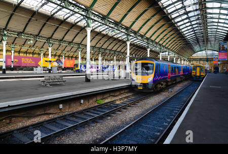 Trains à Hull Paragon Interchange Banque D'Images