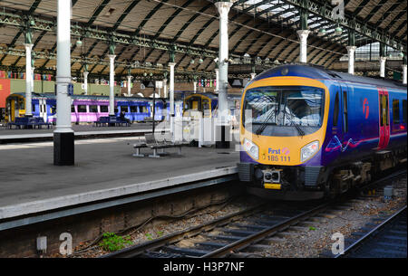 Trains à Hull Paragon Interchange Banque D'Images