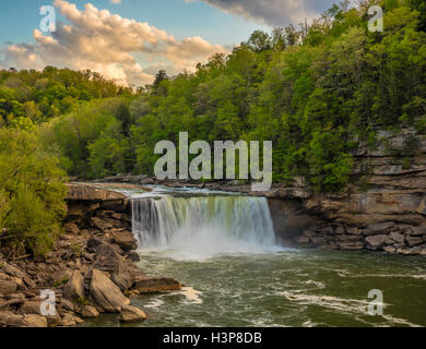 Cumberland Falls State Park, Kentucky : Coucher de soleil nuages sur Cumberland Falls avec la Cumberland River au printemps Banque D'Images