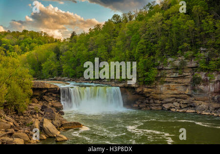 Cumberland Falls State Park, Kentucky : Coucher de soleil nuages sur Cumberland Falls avec la Cumberland River au printemps Banque D'Images