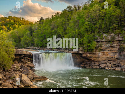 Cumberland Falls State Park, Kentucky : Coucher de soleil nuages sur Cumberland Falls avec la Cumberland River au printemps Banque D'Images