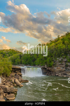 Cumberland Falls State Park, Kentucky : Coucher de soleil nuages sur Cumberland Falls avec la Cumberland River au printemps Banque D'Images