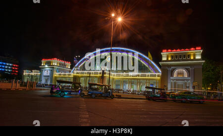 La gare de Hualamphong de nuit, Bangkok, Thaïlande Banque D'Images