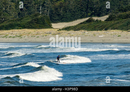 Paddleboard surfeur sur la plage Wickaninnish - Tofino, Vancouver Island, British Columbia, Canada Banque D'Images