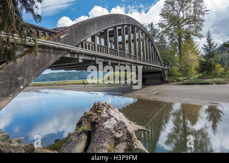Un vieux pont suspendu au-dessus d'une rivière qui s'écoule dans le canal Hood dans l'État de Washington. Banque D'Images