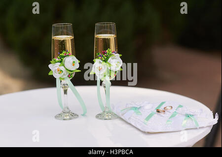 Deux verres de champagne sur la table pour la cérémonie de mariage Banque D'Images