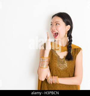 Portrait of young Indian Chinese woman in traditional punjabi dress a ouvert grand la bouche, surpris de l'émotion, Comité permanent Banque D'Images