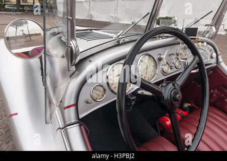 SIRMIONE, Province de Brescia, Italie - Mai 08 L'équipage non identifiés sur une vieille voiture BMW 328 COUPE 1938 en Italie historique rally Mille Miglia 2014, le Mai 08, 2014 dans le lac de Garde ville de Sirmione, Italie Banque D'Images