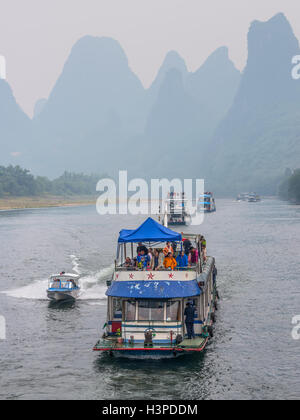 Un des bateaux de tourisme rempli de touristes voyages la magnifique route panoramique le long de la rivière Li Banque D'Images