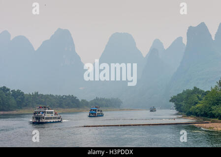 Un des bateaux de tourisme rempli de touristes voyages la magnifique route panoramique le long de la rivière Li Banque D'Images